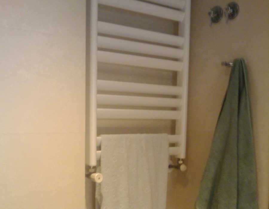 Toallero radiador de calefacción por agua para baños.