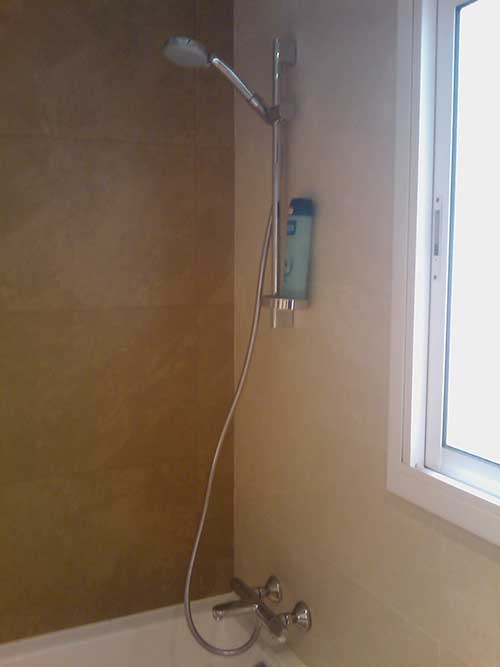Grifo termostático Ecostat E de Hansgrohe con barra de ducha