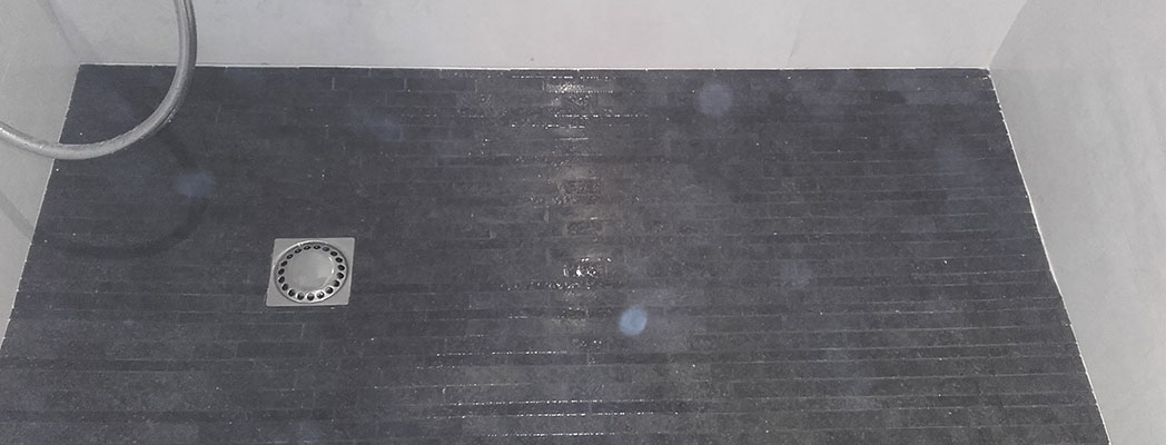 Plato de ducha de obra antideslizante con cerámica Strip avenue black de porcelanosa