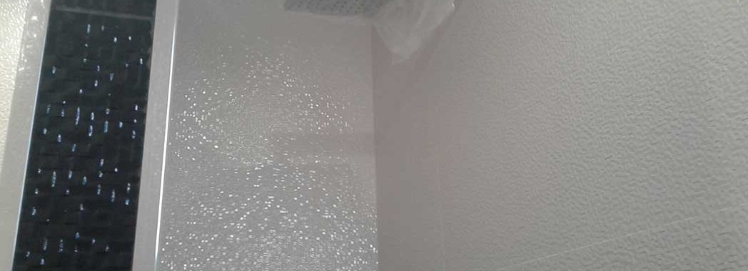 Un rociador cuadrado efecto lluvia, que nos garantiza una experiencia diferente en nuestro baño diario