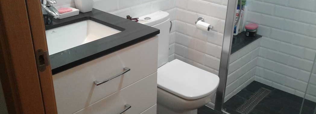 Reforma integral de baño con plato de ducha de obra, mueble de baño a medida y mampara de baño de cristal templado