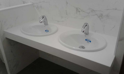 Reforma integral de baño con pica de silestone blanco zeus, y dos lavabos java