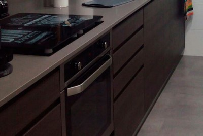 Mueble de cocina con tirardor tipo uñero integrado y terminado con el mismo acabado que el frontal