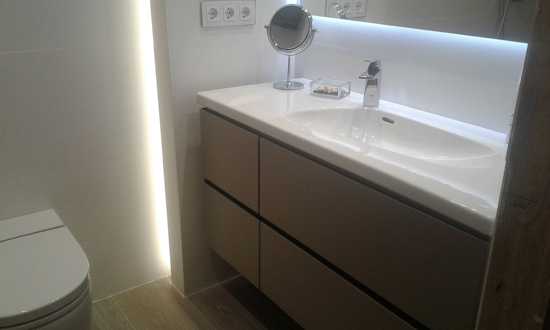 Una reforma integral del baño en barcelona, con cerámica Starwood de porcelanosa, cerámica XL, grifería encastrada, luz indirecta y plato de ducha de obra