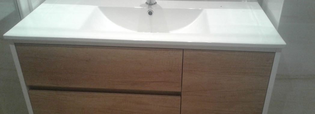 Mueble de baño laterales lacado en blanco y cajones y puerta en madera NATURE
